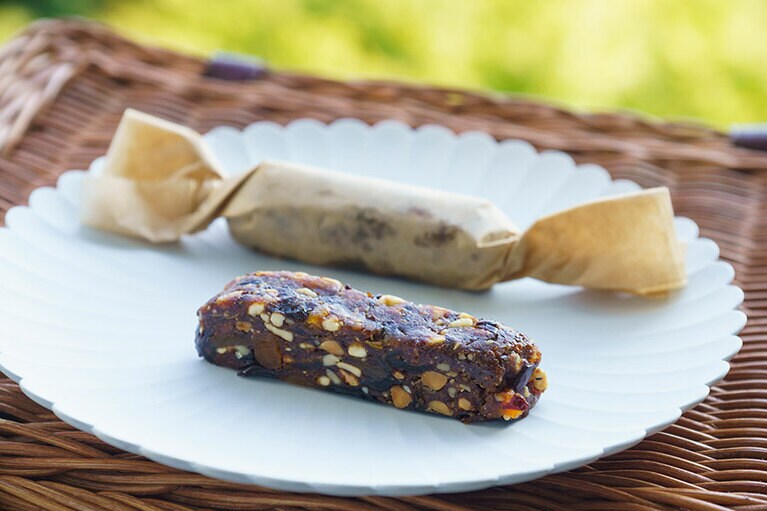 オーブンシートに包んで細長く整形し、客室内の冷蔵庫で冷やし固めておく。