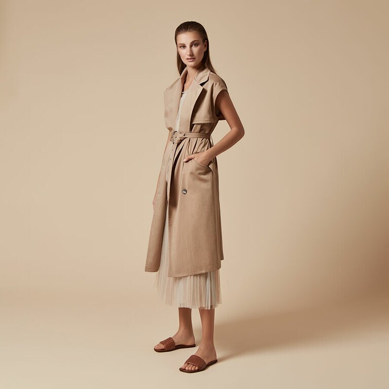 遊び心のあるデザインでありながらクラス感漂う仕上がり。トレンチ175,000円、スカート100,000円。