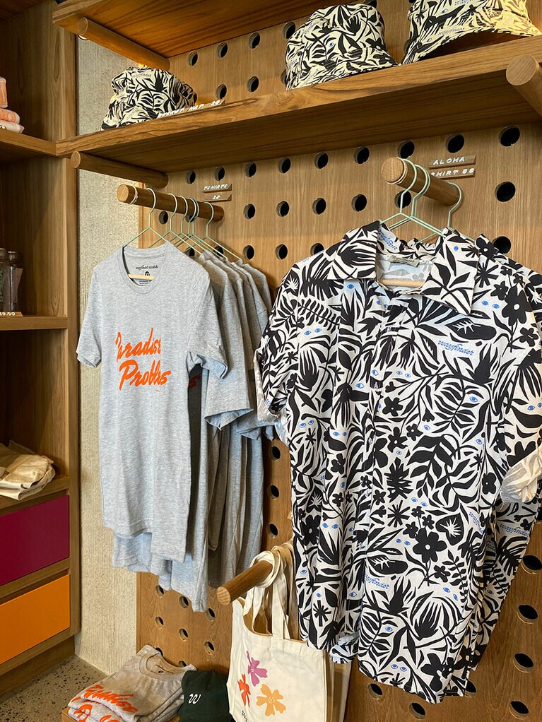 地元のデザイン会社「Creative Design Hawaii（クリエイティブ・デザイン・ハワイ）」がデザインを手がけ、姉妹会社の「GoodMerch Supply」が商品化 したロゴグッズ。