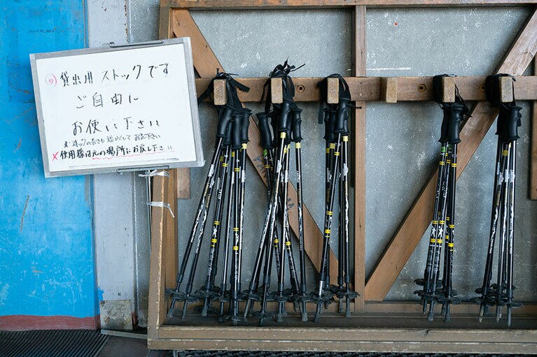 膝の負担を和らげるポールは積極的に利用しよう。