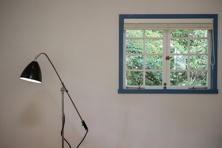 窓からは木漏れ日も。