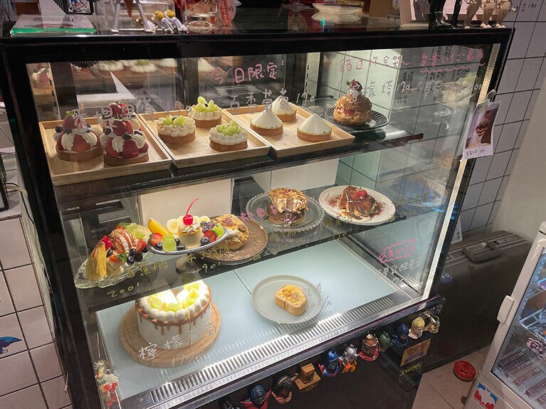 注文はカウンターで。各種ケーキは指差し注文できます。