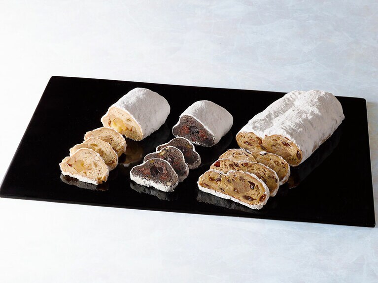 左から「りんごとメープルのシュトーレン」3,000円、「ショコラーデ・シュトーレン」3,000円、「シュトーレン」5,500円。