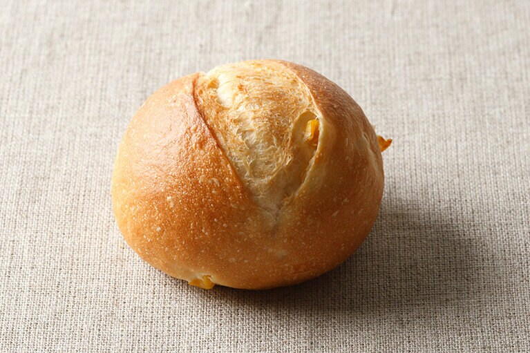 コーンパン 80円(小)。