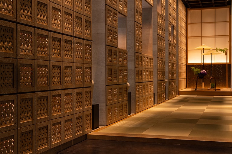 畳の心地よい香りに包まれながら、館内へ。