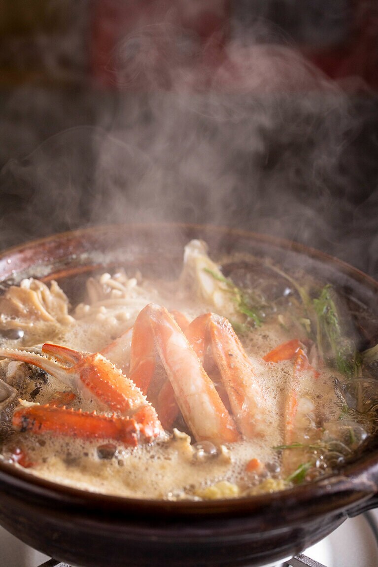 左：新鮮な海の幸や霜降り和牛、さらに身体に優しい “静養ごはんコース” など、お料理も多彩。
右：貸切露天風呂「竹ばやしの湯」で、天然ラジウム温泉の効能をじっくり堪能。