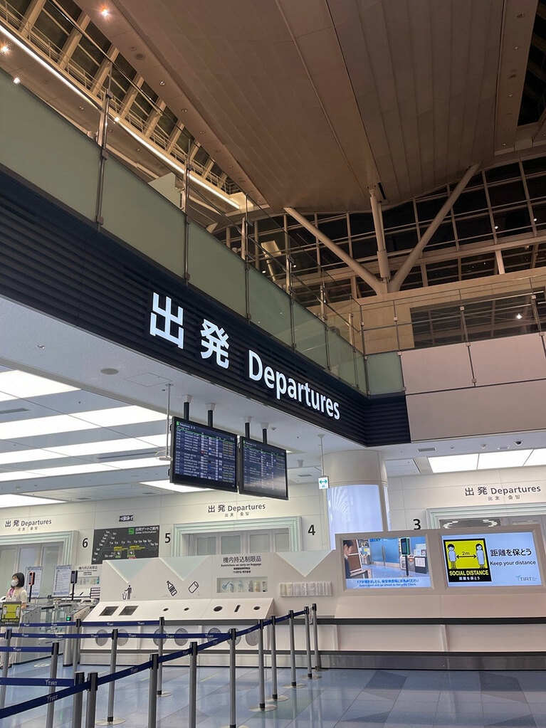 出国受付カウンターで必要書類を提出し、いよいよ出国です。