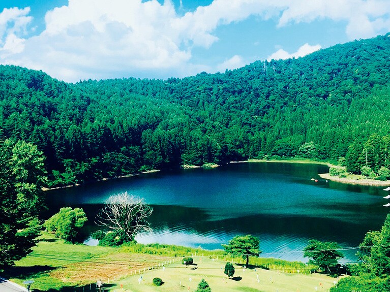 ハート形が愛らしい北竜湖ではSUPYOGAも楽しめる。