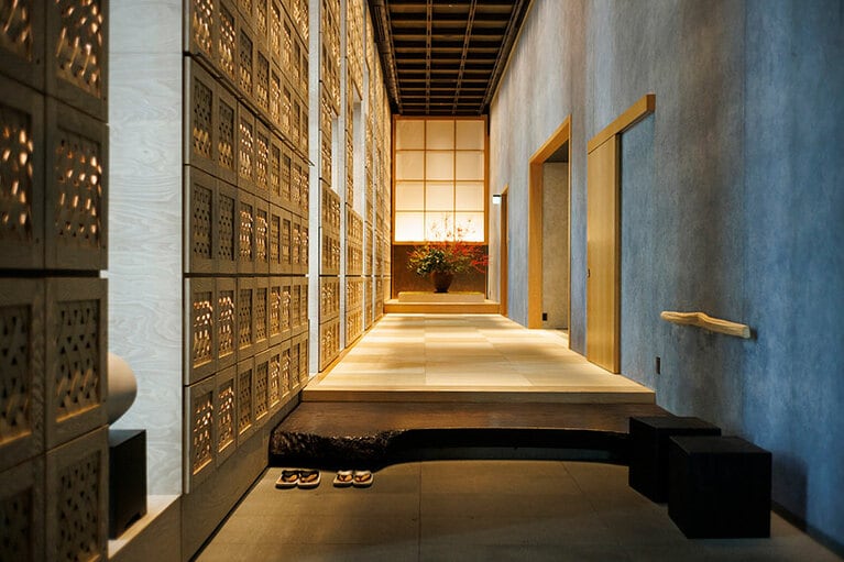 上がり框の先に長くのびる畳の間と季節の室礼。ここで靴を脱ぎ、非日常の空間へ。
