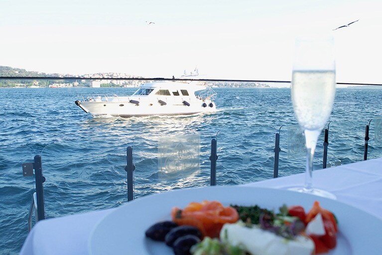 ボスポラス海峡に面した場所は今も昔も一等地で、チュラーン宮殿ホテルほど広いスペースをもっているところは、そうそうない。海峡クルーズなども楽しめるので、これもコンシェルジュに相談を。