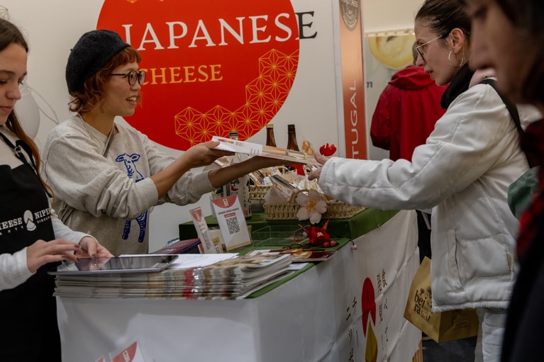 「World Cheese Awards2024」に出展した日本のブース。