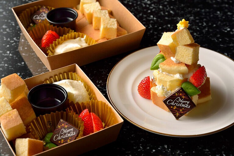 カットしたパンケーキやデコレーション用チョコレート、いちご、ホイップクリームなどが箱に入ったキットを使って、自分だけのツリーパンケーキを作ることができる。※小学生以下限定。