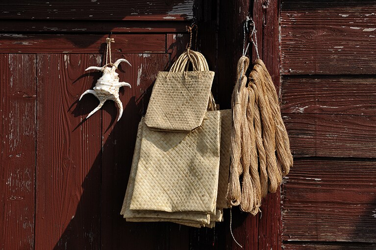 芭蕉紐 1束 500円、編みバッグ 400円～、水字貝(スイジガイ) 2,000円。