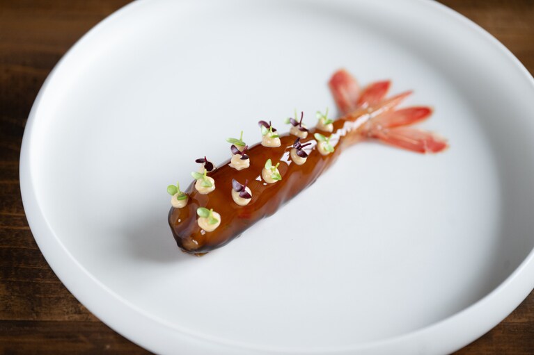 佐渡産のボタンエビを使った「ボタンエビ ブイヤベース仕立て」。魚介のスープに欠かせないニンニク風味のマヨネーズ、ルイユを添えているのが心憎い。