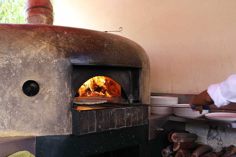 レストランにはピザ窯を備える。