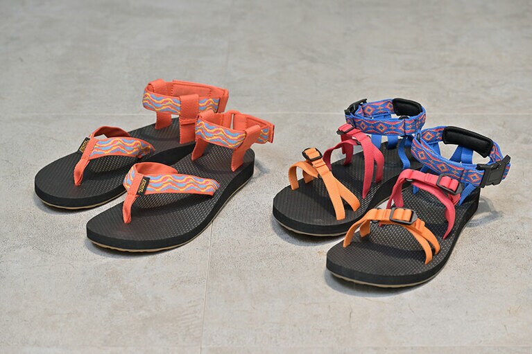 （左）80s オリジナル サンダル リバイブ 8,580円、（右）90s オリジナル アルプ リバイブ 9,130円／Teva