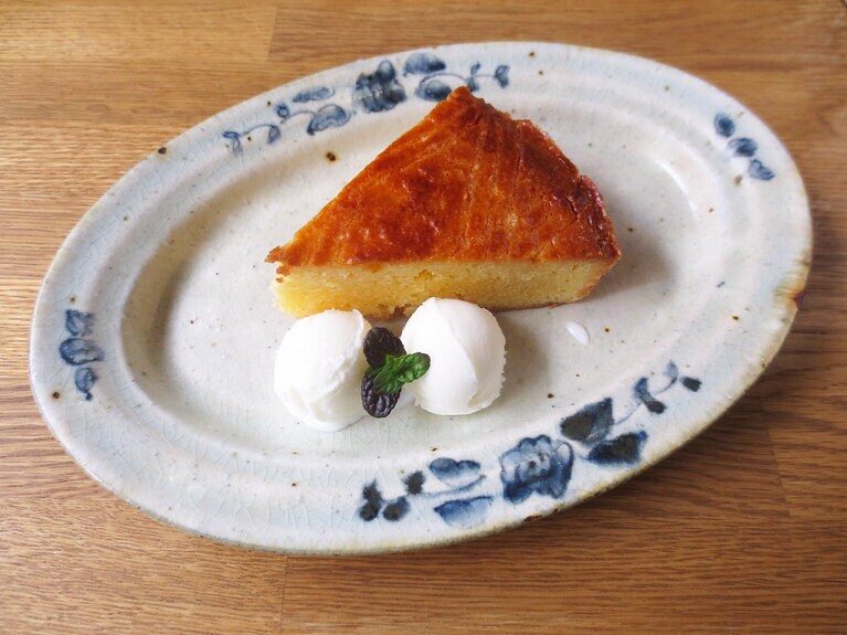 高崎さんの気まぐれで、紅茶に合う焼き菓子も登場。「ガトーブルトン」。イートインは、淡路島の牛乳で作られた「井上商店」のミルクアイス添え500円、テイクアウト400円。