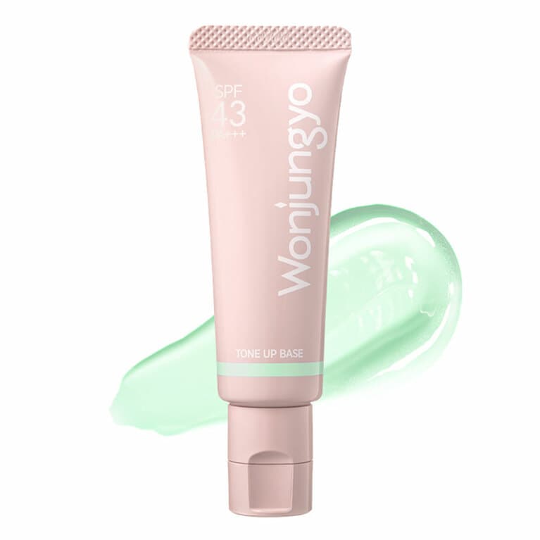 白みも感じるような鮮やかさを感じるミントグリーン。でも塗ると白っぽくはならず、自然にトーンアップ。