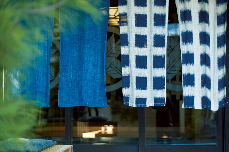 【旅館すぎもと】美しい藍染めののれんが目印。Photo: Masahiro Sanbe