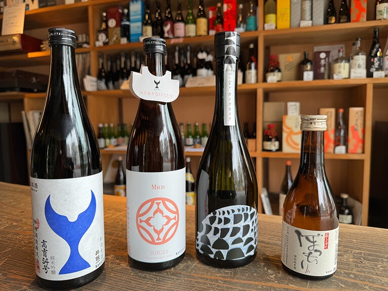 高知を代表する酒蔵のひとつ「酔鯨」や、県内でもっとも新しい蔵「川澤酒造」、フレッシュ＆ジューシーな酒で新しいファンを増やしている「仙頭酒造場」など、高知には元気な酒蔵が多い。