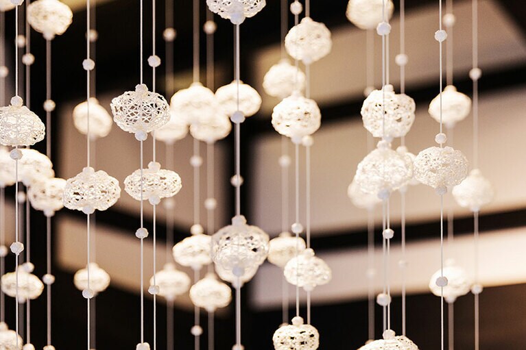 冬の風物詩・雪吊りにぼたん雪が舞う様子を思わせる加賀水引のオブジェ。