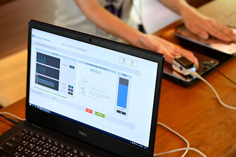 シックスセンシズならではのウェルネス・スクリーニング。足と手を金属プレートの上に置き、額に電極をつけた状態でスキャンを開始。3分ほどで計測完了。PCにみるみるデータが現れる。