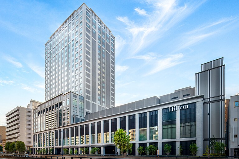 ホテル外観。「ヒルトン広島」は、グローバルブランド“ヒルトン”ならではのホスピタリティで、ゲストのさまざまなニーズに応えてくれる。
