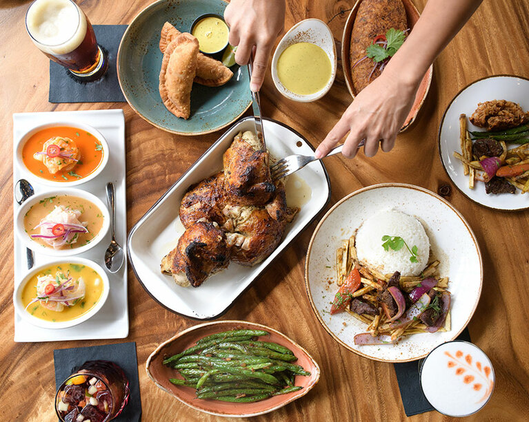 「リモン・ロティサリー」では、名物のチキンを豪快に味わおう。