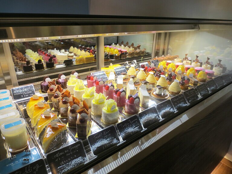ショウケースには、宝石のように美しい生ケーキがぎっしり。