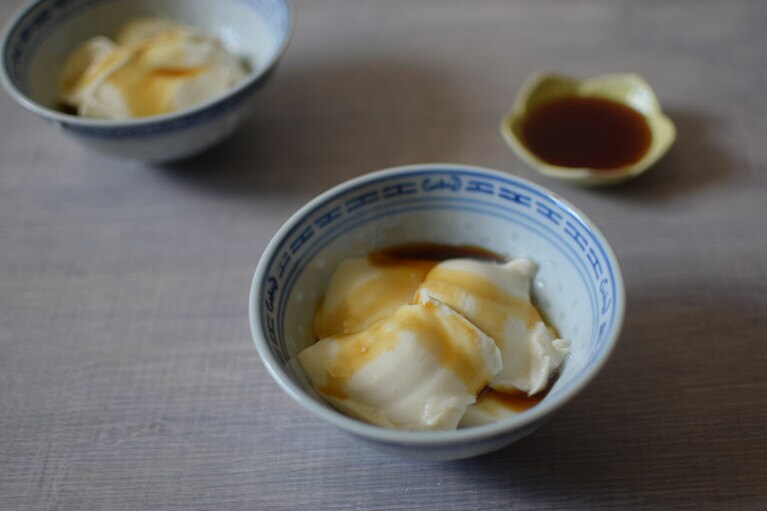 豆腐の表面を薄く削るように器に盛り付けると現地っぽい。