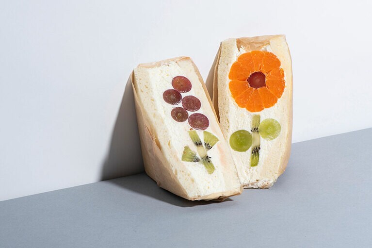 写真左から、「ぶどうのお花」、「みかんのお花」各780円。