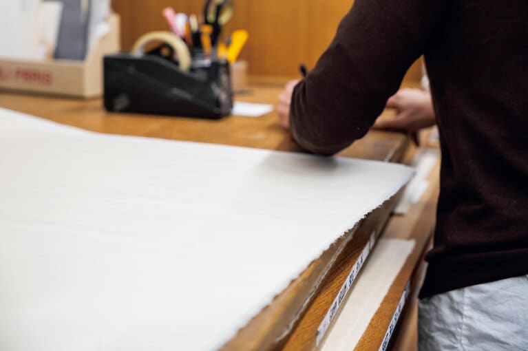 「セヌリエ」の上階には日本やブータンなど世界中の紙が揃う。どんな作品を創るか客と対話を重ね一枚を提案するそう。