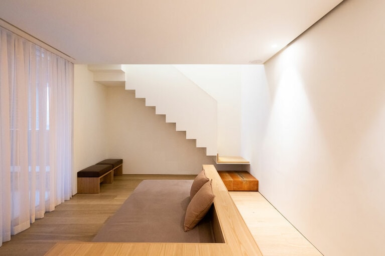 スイートルームは2階建て。「外との繋がりを感じられるように」と、窓の外にはバルコニーがある。