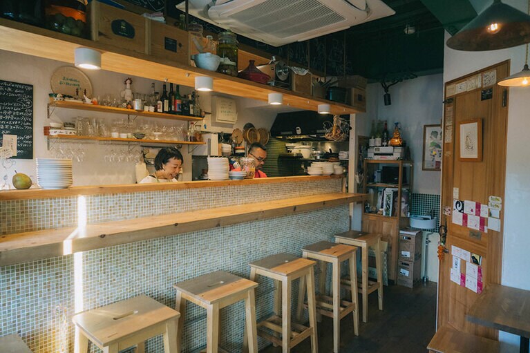 カウンター席はおひとり様天国。