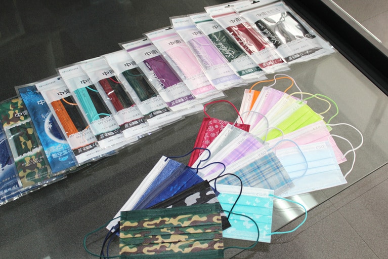 カラーマスクブームの源流となったデザインの数々。耳ひもにも同系色を採用している。