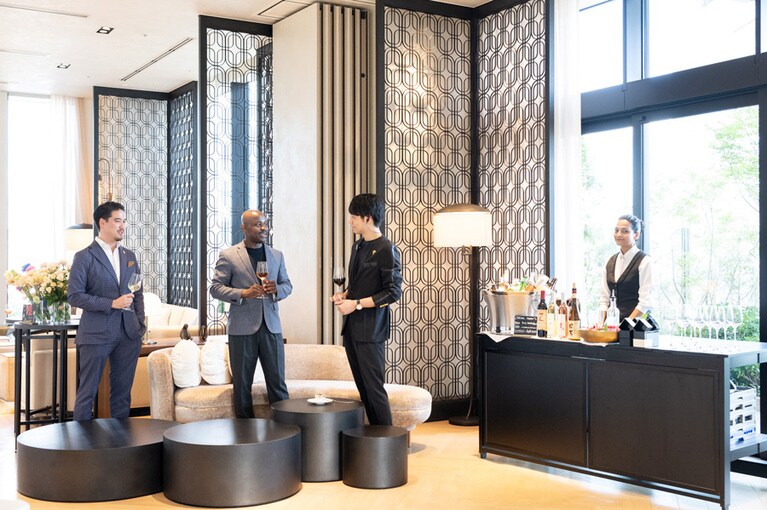 毎日夕刻から開催される「イブニングソーシャルアワー」。ワインなどを無料で自由に楽しめ、軽食も用意。スタッフとの距離が近づき、ゲスト同士の交流が生まれることも。