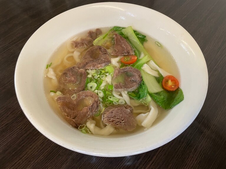 ちょうどいい量で、「もう一軒、別のお店にも行けそうかな？」と思うくらいの絶妙なボリューム。牛肉麺はどちらも150元と、お財布にもやさしい価格です。