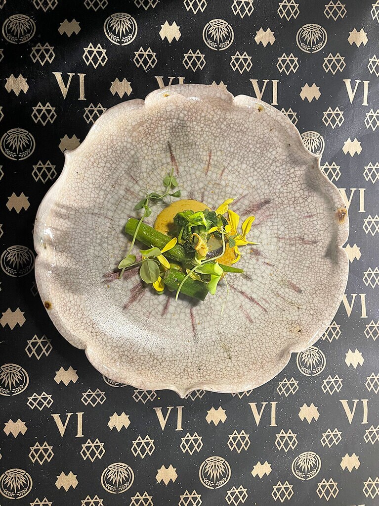 「秋田野菜の一皿」と「稲とアガベ生酛01」。