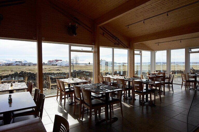 平原の中にぽつりと立つファミリー経営のレストラン。