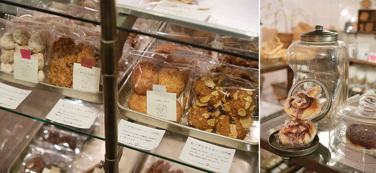 ガラスケースにケーキやクッキーがずらりと並ぶ。タルトタタン、スコーンなど、さりげないディスプレイで目を引く。