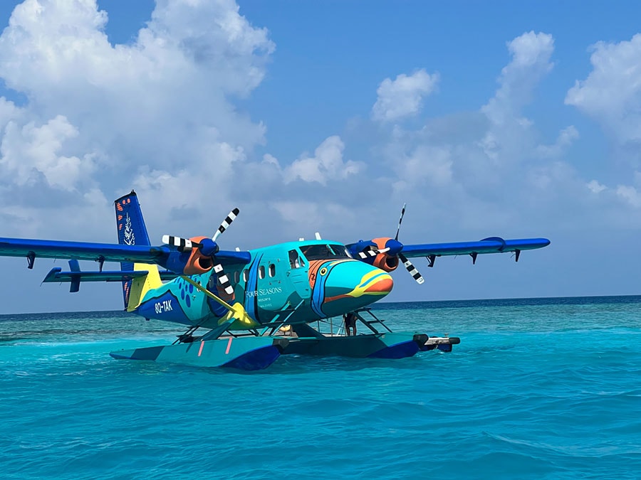 「フォーシーズンズ リゾート」仕様にペイントされた水上飛行機。シートのサイズが大きくて乗り心地がいい。