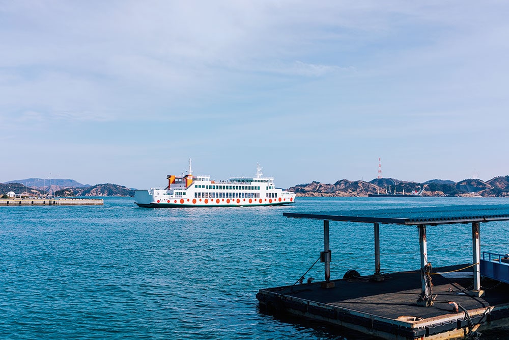 連絡船が頻繁に往来する宇野港。
