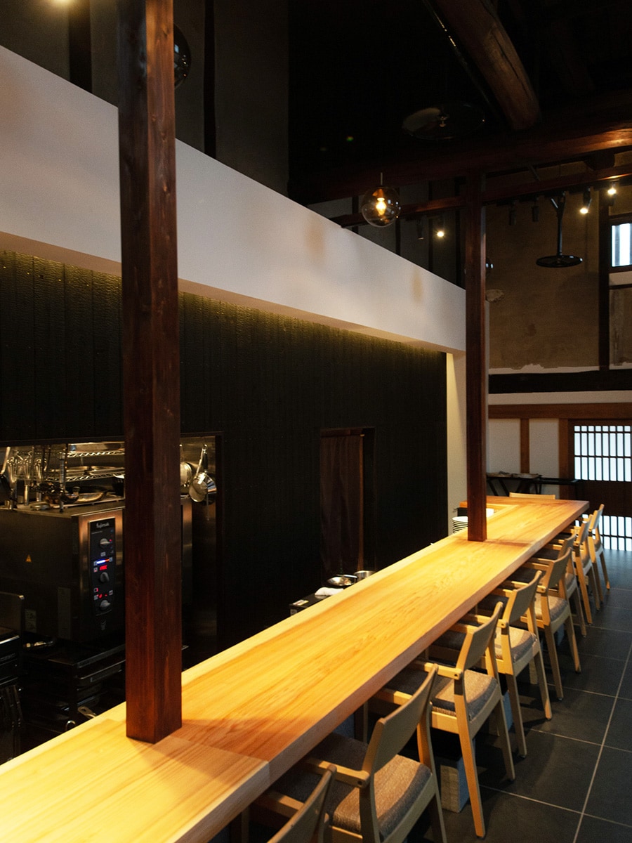 酒蔵の土間をリノベーションしたシェフズカウンター。蔵元から直送される絞りたての日本酒も楽しめる。