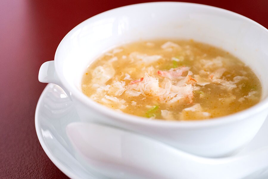 蟹入りの酸辣湯。蒸し暑いこの時期に爽やかな酸味のスープはうれしい。
