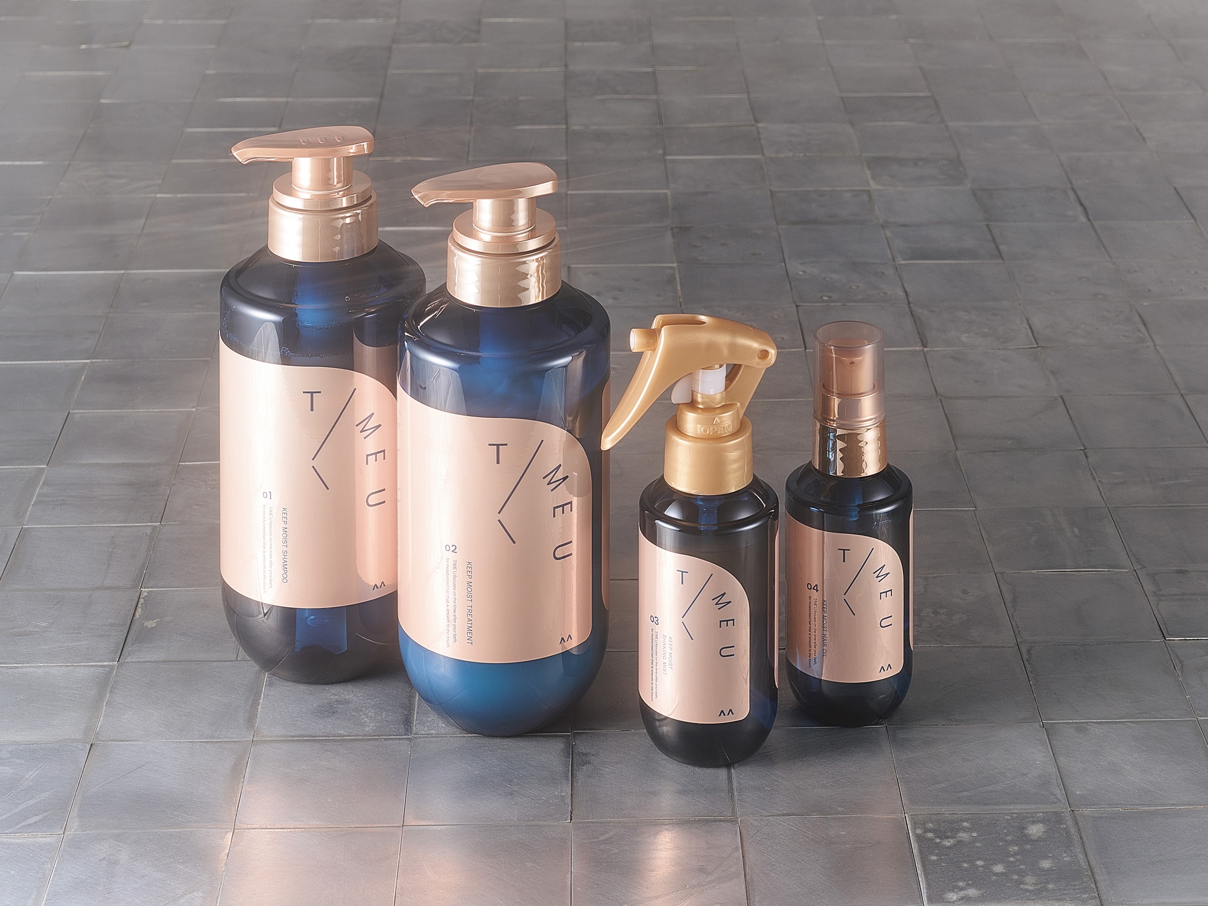 左から：ボリューム泡で洗髪時の摩擦によるダメージを防ぐ、タイムユー キープモイスト シャンプー 400mL 1,760円。 髪表面をなめらかに整えるトリートメント。Wの保水膜成分（ポリシリコーン-13、ポリクオタニウム-67 ともに補修成分）配合の、タイムユー キープモイスト トリートメント 400g 1,760円。 お手入れの主役となるアイテム。タオルドライ後の濡れた髪にシュッとするだけで、潤いを髪内部に抱え込み、すぐに髪を乾かせないときにも潤いを保つ、タイムユー キープモイスト シェイキングミスト 100mL 1,760円。 ドライヤーの熱に反応して髪をコーティングする、タイムユー キープモイスト ヘアオイル 80mL 1,760円／すべてマンダム