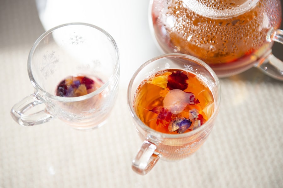 ウエルカムドリンクの紅茶。エディブルフラワーを包んだ氷に紅茶を注ぐと氷がとけて、花の香りが広がる。