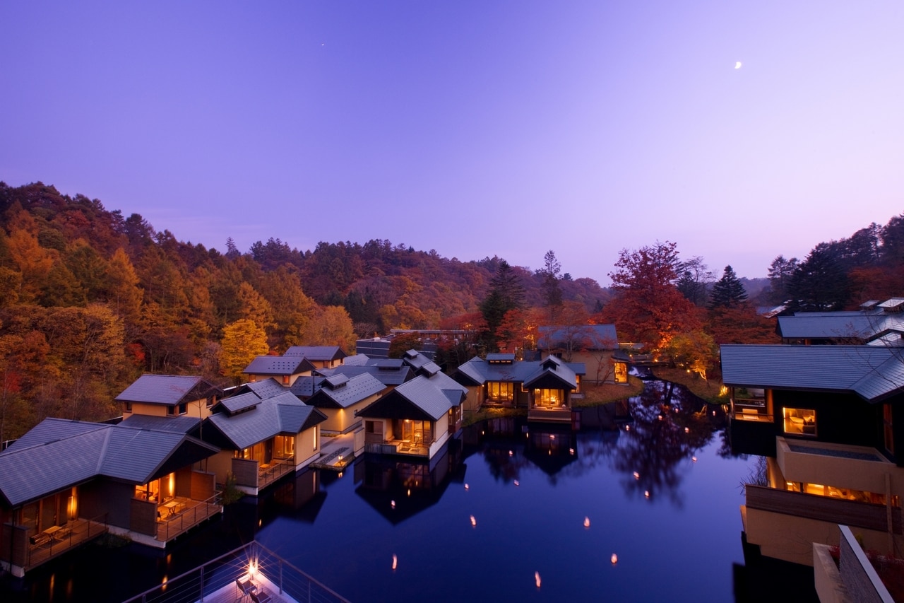 「星のや軽井沢」。秋の紅葉もまた美しい。