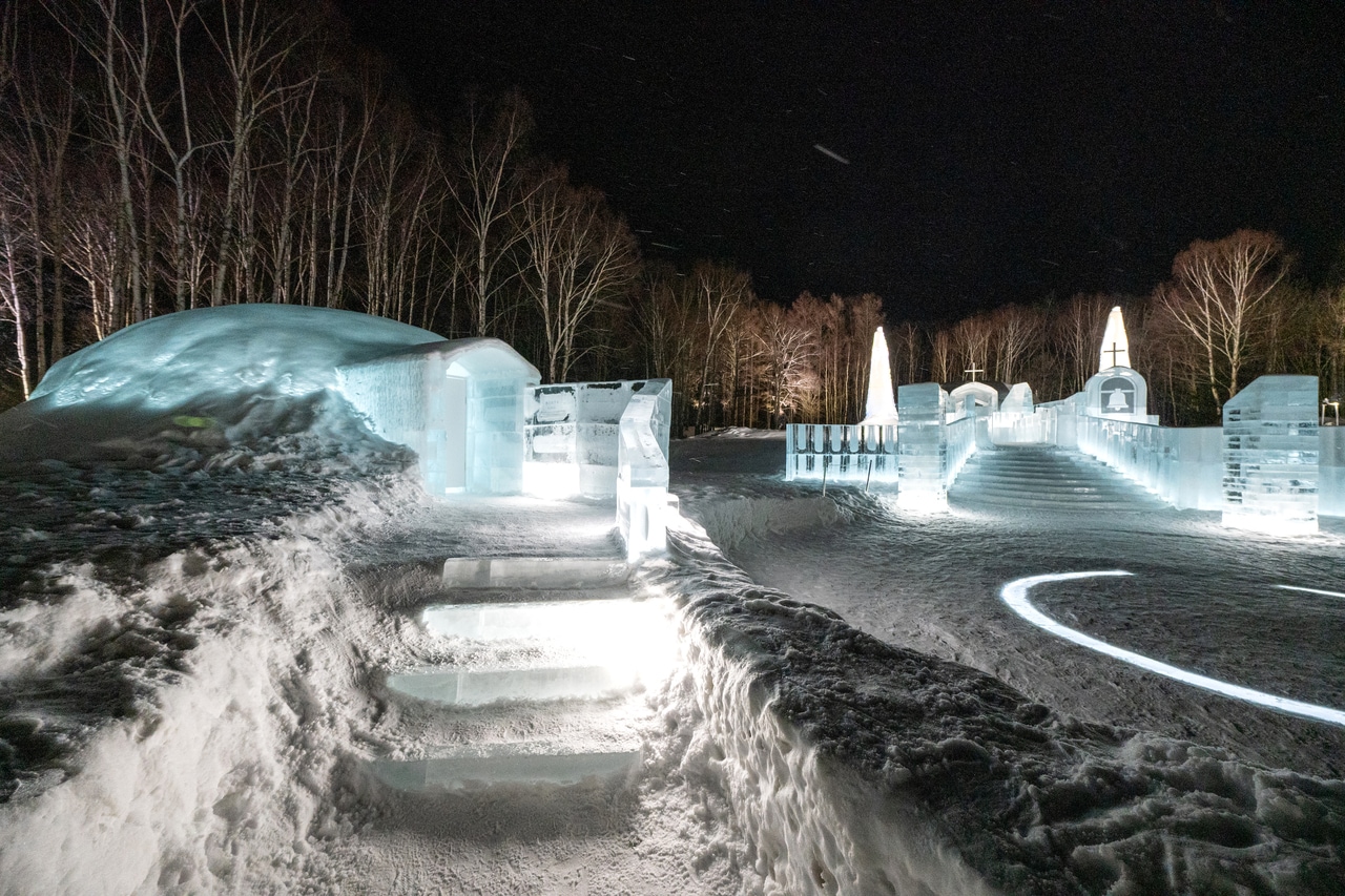 「氷の教会」の手前が「氷のホテル」。オープン期間中はチェックイン前の時間に見学可。