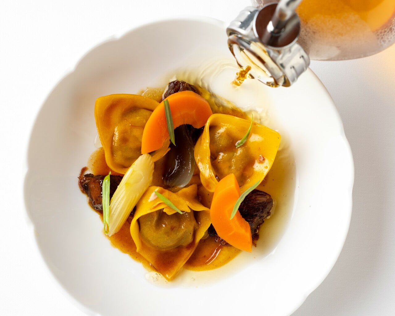 「フォアグラのラビオリ」など、フレンチブラッセリーのエスプリを感じさせる料理が好評。