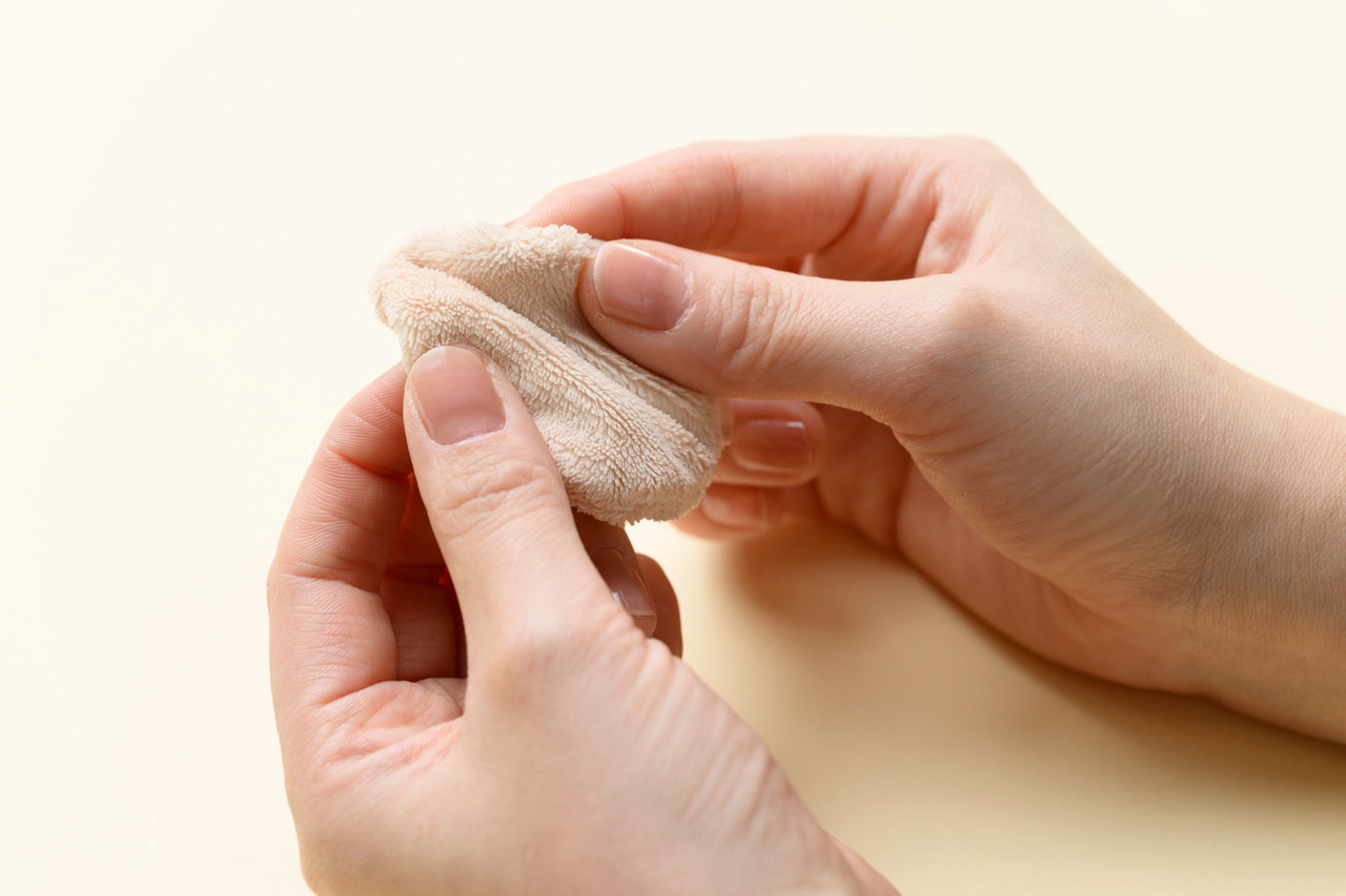 しっかり揉み洗いをして、パフの毛足についた汚れをオフ。